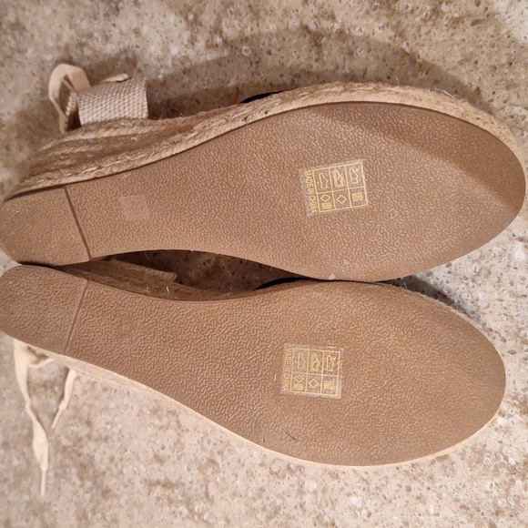 Journey Collection espadrille wedge sandals - Picture 7 of 10